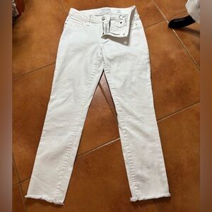 Lucky Brand Lolita Crop low rise, skinny. Hugs the hips & thighs. EXCELLENT